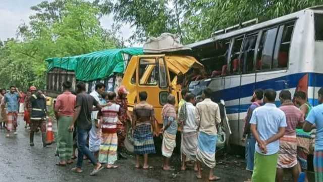 সাঁথিয়ায় বাস-ট্রাকের মুখোমুখি সংঘর্ষে নিহত ৩