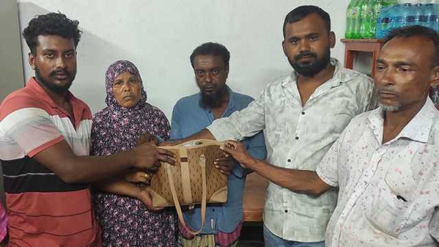 গৃহবধূর হারানো সম্পদ ফিরিয়ে দিলেন অটোচালক সবুজ