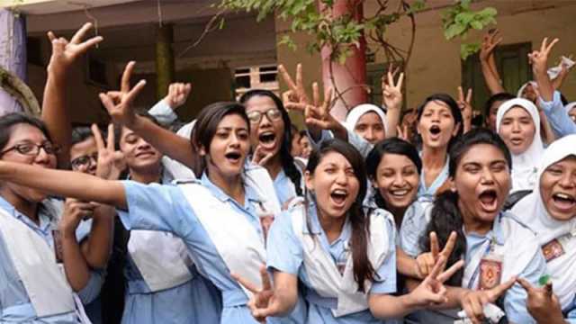 পাসের হারে এগিয়ে মেয়েরা