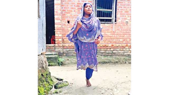 এক পায়ে স্বপ্নের পথে হাঁটছেন সোনিয়া