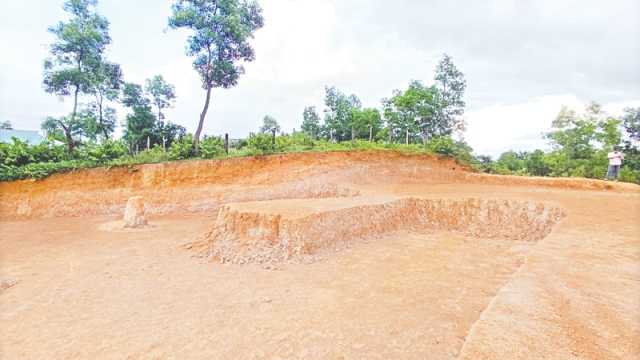 সিলেটে বর্ষা এলেই বাড়ে টিলা কাটা