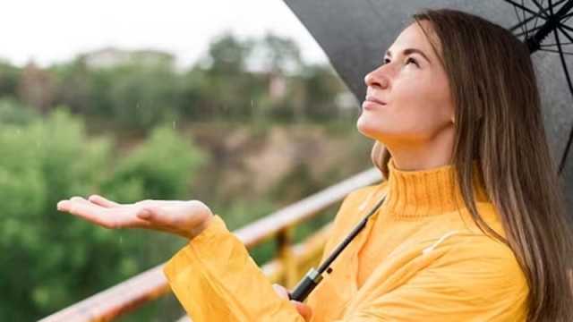 বৃষ্টি দেখে হঠাৎ মন খারাপ? মন ভালো রাখবেন যেভাবে