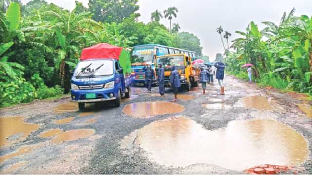 খানাখন্দে ভরা সড়কে বাড়ছে মৃত্যুঝুঁকি৷