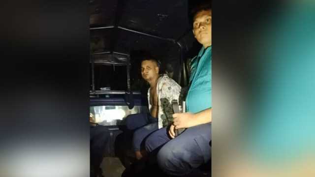 খুলনায় ছাত্রলীগ কর্মীকে মারধর করে পুলিশে সোপর্দ 