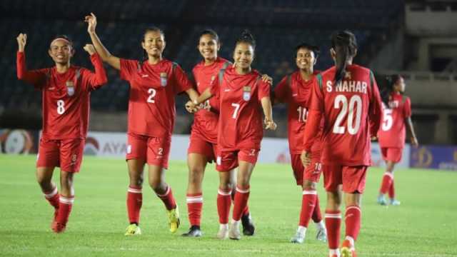 দেশে ফিরলেন ইতিহাস গড়া নারী ফুটবলাররা