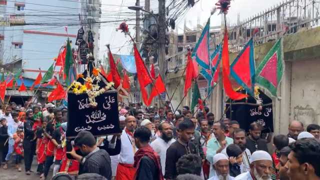 আশুরা উপলক্ষে পুরান ঢাকায় বের হয়েছে তাজিয়া মিছিল