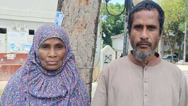 জমি ও পুকুর লিখে নিয়ে তাড়াশে বাবা-মাকে নির্যাতন, বাড়ি ছাড়া করলেন দুই ছেলে
