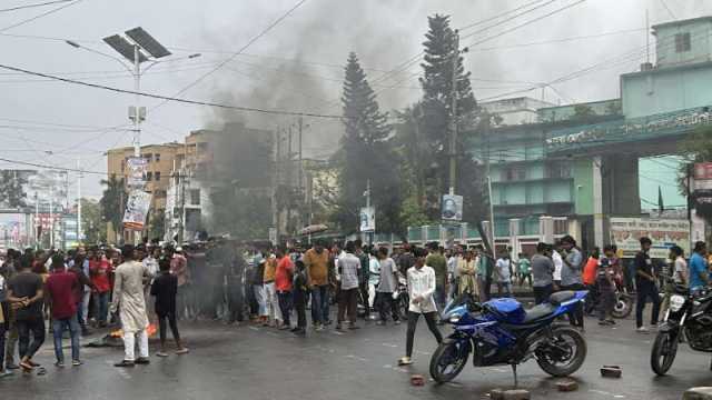 কেএমপি কমিশনারের পদত্যাগ দাবিতে বিক্ষোভ চলছেই