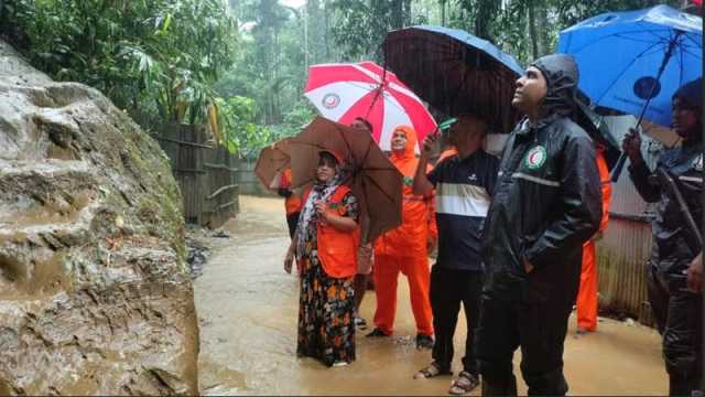 টেকনাফে ভারী বর্ষণে ঘরবাড়ি তলিয়ে বন্দি দশায় হাজারো মানুষ