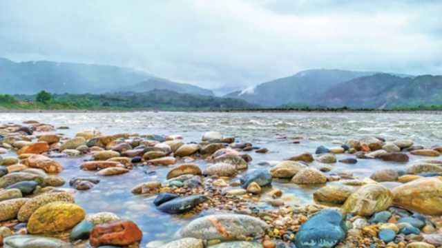 পাহাড়, বন আর জল পাথরে