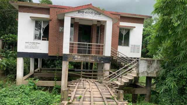 সাঁকো দিয়ে ক্লিনিকে যাতায়াত ঝুঁকিতে সেবাগ্রহীতা