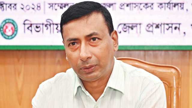 ছয় দপ্তরের দায়িত্বভার একজনের কাঁধে