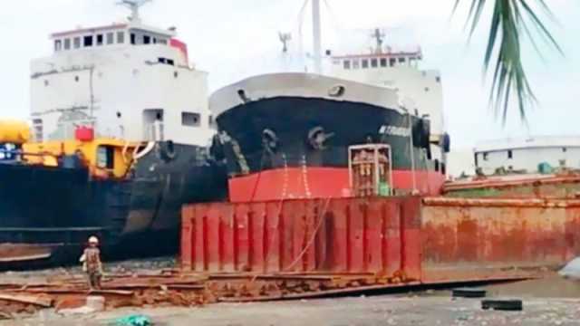 সীতাকুণ্ড ইয়ার্ডে চোরাই লাইটারেজ জাহাজ কাটার ধুম সিন্ডিকেটের