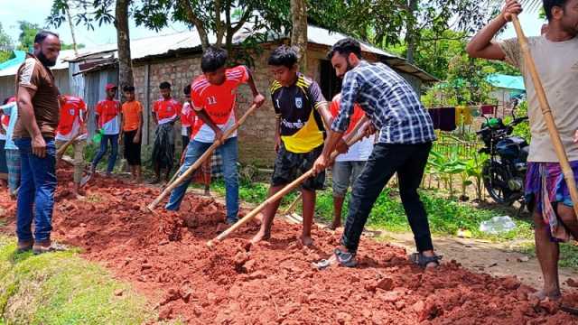 প্রবাসীর টাকা, গ্রামবাসীর শ্রমে ৩ কিমি রাস্তা সংস্কার