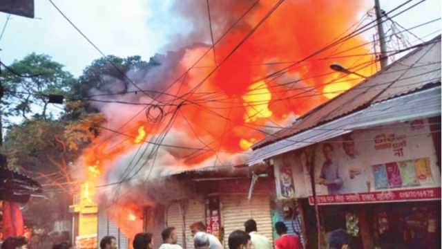 পৃথক দুর্ঘটনায় পুড়ল অর্ধশতাধিক দোকান