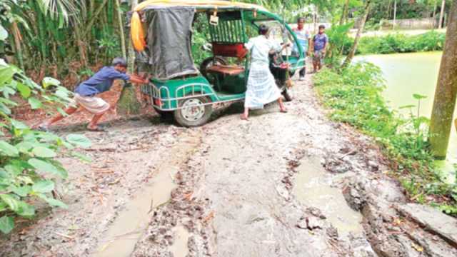 হাজারো মানুষের দুর্ভোগ দুই কিমি কাঁচা সড়কে
