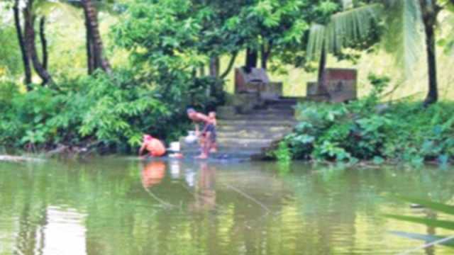 গ্রামের বাড়ির পুকুর জলে!