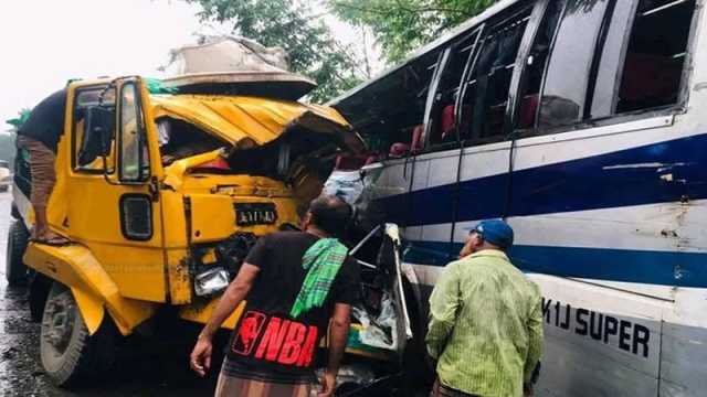পাবনায় বাস-ট্রাক সংঘর্ষে প্রাণ গেল তিন যাত্রীর