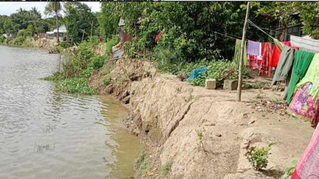 ‘প্রতি বছর শুনি বালুর বস্তা ফেলবে কিন্তু ফেলা আর হয় না’