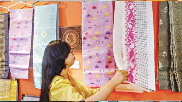 জামদানির টুকরোয় বোনা নারীর গল্প