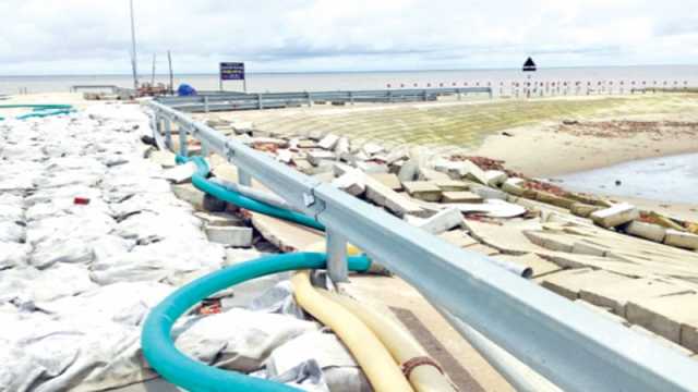 ৩০ সড়কে যানবাহন চলাচলই কঠিন
