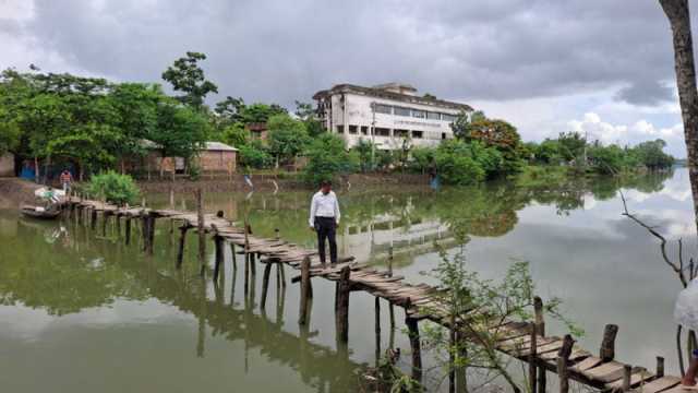 ঝুঁকিপূর্ণ সাঁকোর স্থলে হচ্ছে কাঠের সেতু