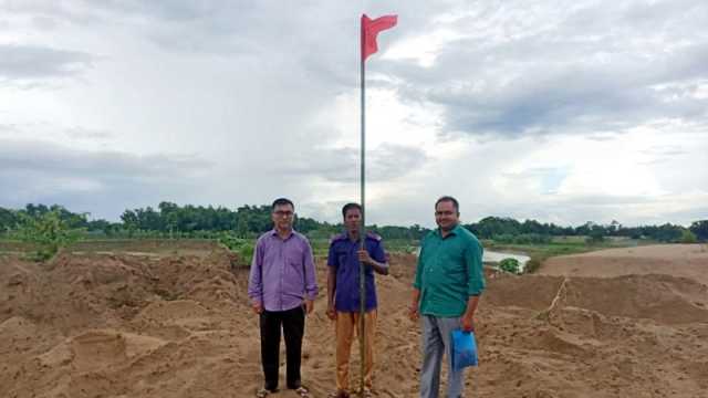 মিলেমিশে দুই ইজারাদারের সরকারি বালু আত্মসাৎ