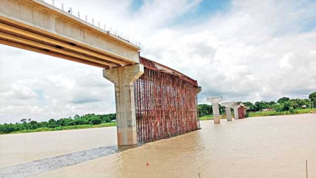 ৫ বছরেও হলো না ৬৫০ মিটার সেতু