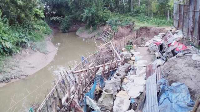 ভারী বর্ষায় ভরসা ভাঙছে নিকড়ীপাড়ের বাসিন্দাদের