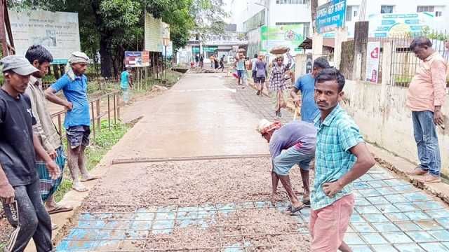 বালু বেশি দিয়ে সড়কের ঢালাই, ক্ষোভ