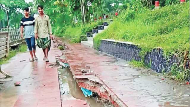 টানা বৃষ্টিতে খোয়াসাগর দিঘির পাড়ে ধস