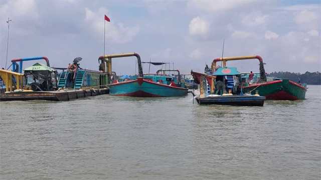 নিষেধাজ্ঞা অমান্য করে নদে বালু উত্তোলন