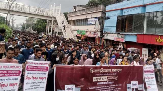 ৩ দফা দাবিতে রুয়েট শিক্ষার্থীদের বিক্ষোভ