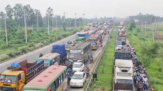 ঢাকা-টাঙ্গাইল মহাসড়কে ২০ কিলোমিটার যানবাহনে ধীরগতি