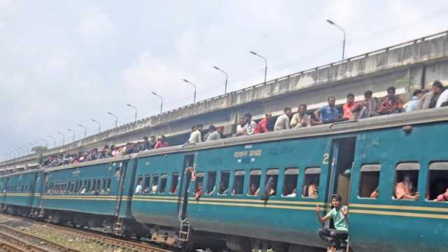 ঈদযাত্রার শেষদিনে ট্রেনেও উপচে পড়া ভিড়