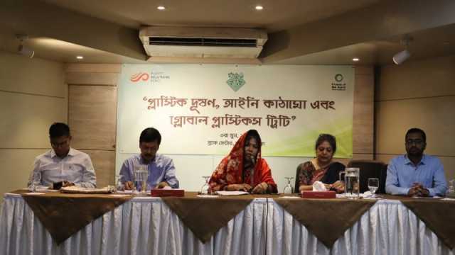 প্লাস্টিক দূষণ মোকাবিলায় চাই কঠোর আইন