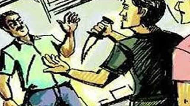 ব্যবসায়ীকে কুপিয়ে পাঁচ লাখ টাকা ছিনতাই
