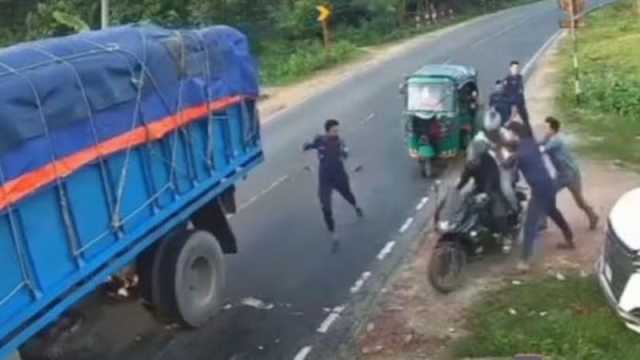 বাইক আরোহীদের ধাক্কা দেন কনস্টেবল, পরিচয় মেলেনি আরেকজনের