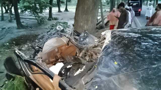 নিয়ন্ত্রণ হারিয়ে গাছে প্রাইভেট কারের ধাক্কা, নিহত সাবেক ছাত্রলীগ নেতাসহ ২