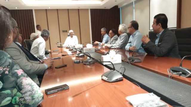 অর্থ উপদেষ্টার সঙ্গে শীর্ষ ব্যবসায়ী নেতাদের বৈঠক চলছে