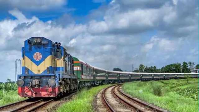 রেললাইনে বসে আড্ডা দেওয়ার সময় ট্রেনে কাটা পড়ে ৩ তরুণের মৃত্যু
