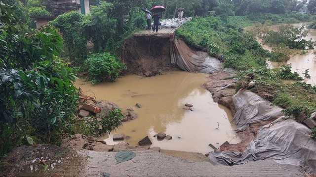ফেনীতে পানি কমছে, ভেসে উঠছে ক্ষতচিহ্ন