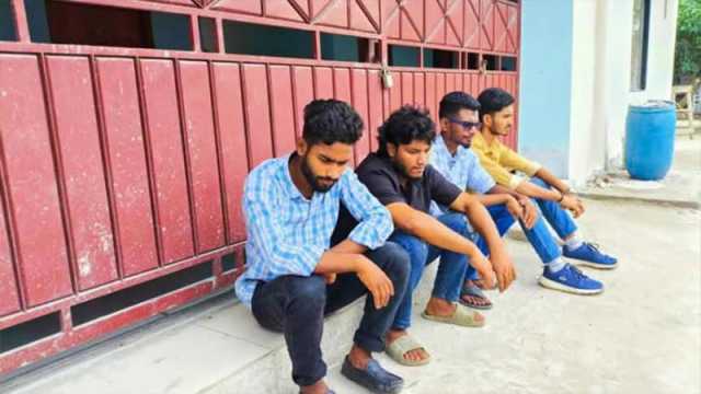 প্রবেশপত্র না পাওয়ায় পরীক্ষা দিতে পারেননি ১৭ শিক্ষার্থী