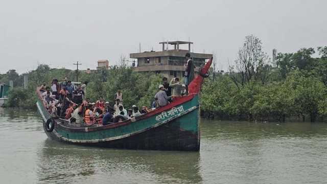 সাগর উত্তাল: মাঝপথ থেকে ফেরত এলো সেন্টমার্টিনগামী ট্রলার