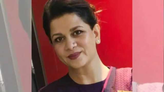 কেবিন ক্রু অপর্ণার মৃত্যুর খবর জানে না ছোট্ট মেয়ে
