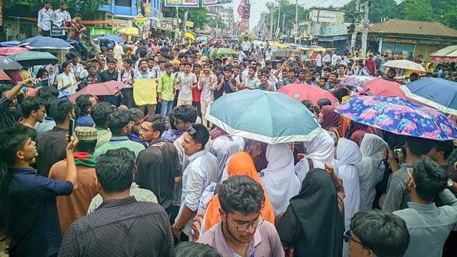 ২১ দফা দাবিতে কমপ্লিট শাটডাউন, শিক্ষার্থীদের সড়ক অবরোধ