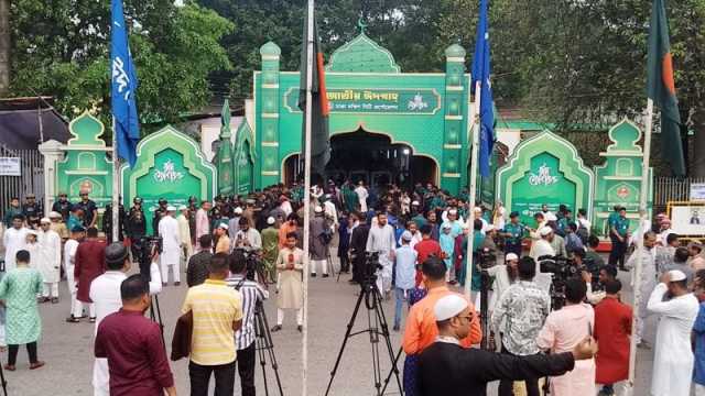 বায়তুল মোকাররমে ঈদের প্রথম জামাত অনুষ্ঠিত