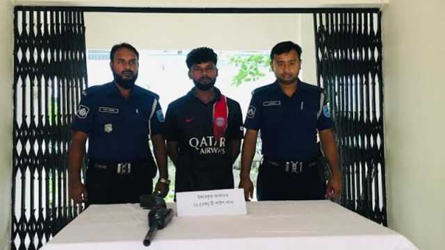 ‘ঘুঁটে’র মধ্যে লুকানো ছিল পাইপগান