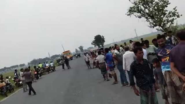 দাঁড়িয়ে থাকা বাসে মোটরসাইকেলের ধাক্কা, প্রাণ গেল ২ বন্ধুর
