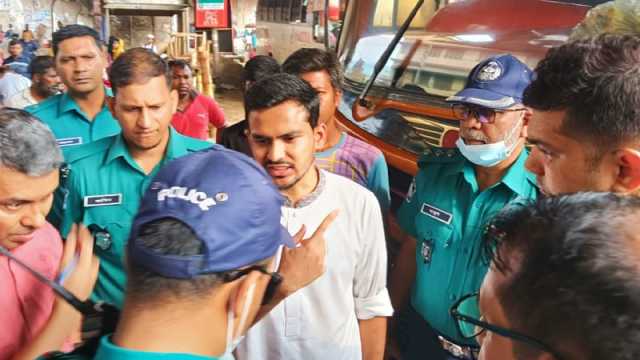 মহাখালী বাস টার্মিনালে উপদেষ্টা আসিফ, লাবিবা ক্ল্যাসিককে জরিমানা